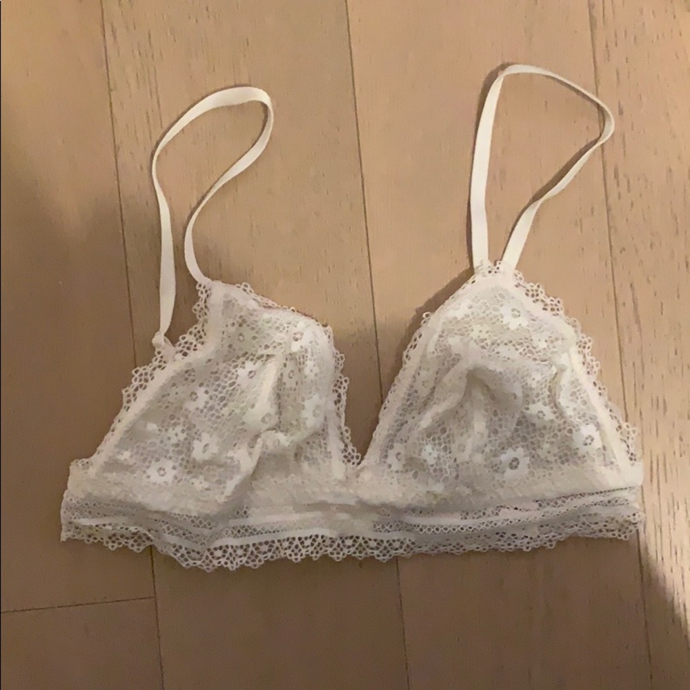 Victoria’s Secret white lacey bralette - size M